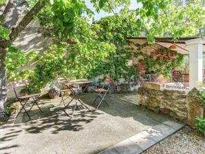 Spacious Cottage in Oppede with Swimming Pool