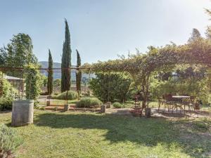 Spacious Cottage in Oppede with Swimming Pool