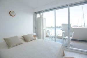 Spacious duplex with terrace and view on the port