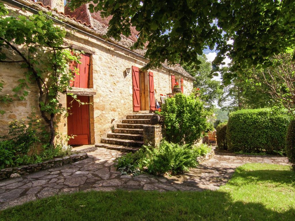 Maison de vacances Spacious Farmhouse in Saint Cybranet with Private Garden  24250 Saint-Cybranet