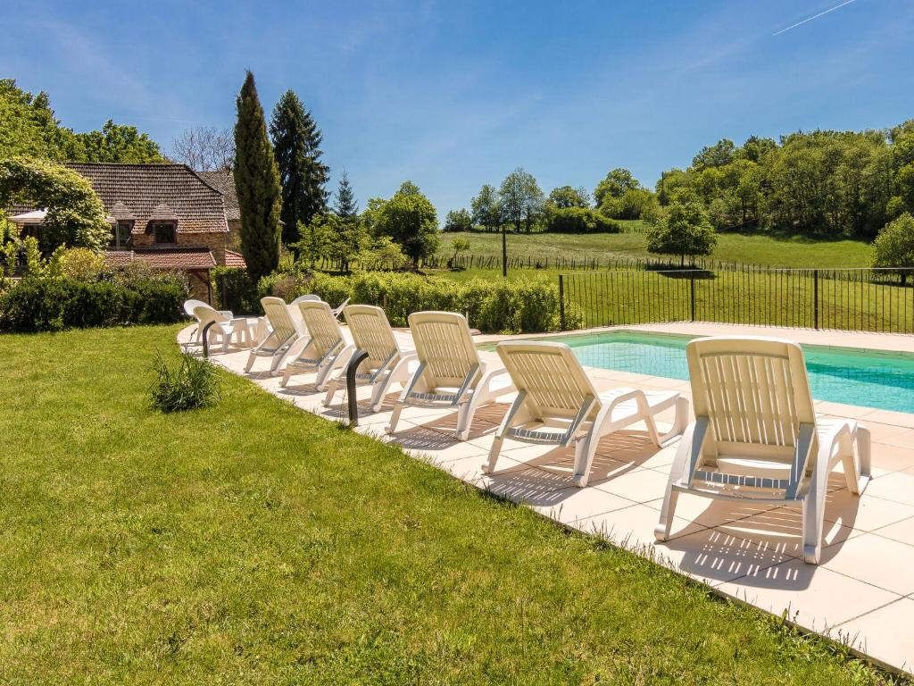 Maison de vacances Spacious Holiday Home in Altillac with Private Pool  19120 Altillac