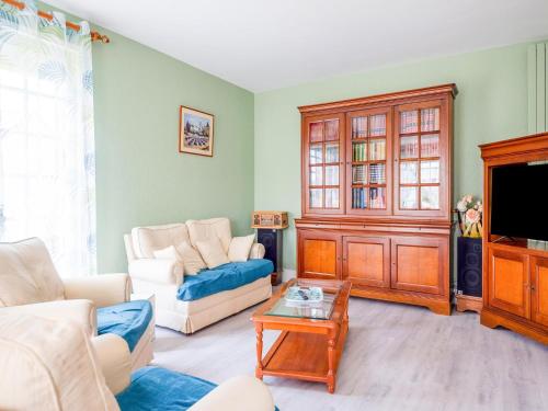 Spacious holiday home in Isigny-sur-Mer with garden