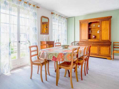 Spacious holiday home in Isigny-sur-Mer with garden