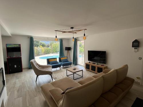 Spacious holiday home in Monticello with private pool