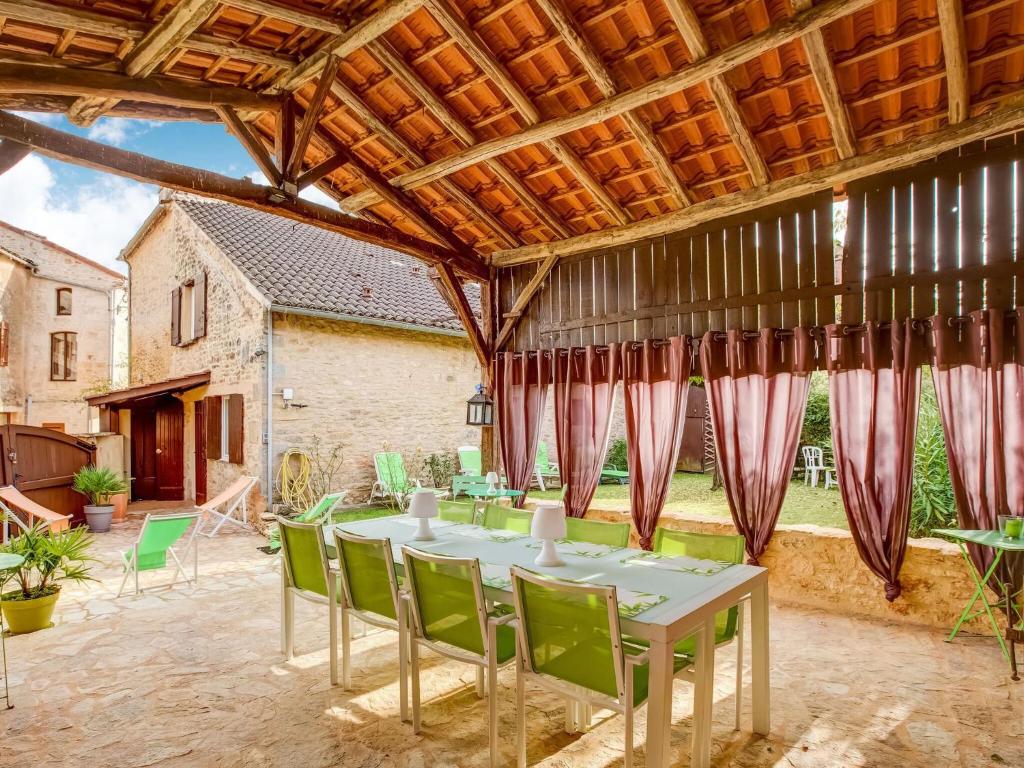 Maison de vacances Spacious Holiday Home in Saint Martin le Redon with Garden  46700 Saint-Martin-le-Redon