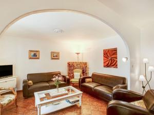 Spacious Holiday Home in Saint Martin le Redon with Garden