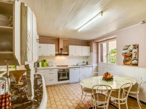 Spacious Holiday Home in Saint Martin le Redon with Garden
