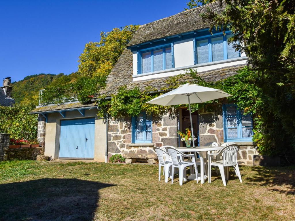 Maison de vacances Spacious Holiday Home near Forest in Auvergne  15800 Vic-sur-Cère