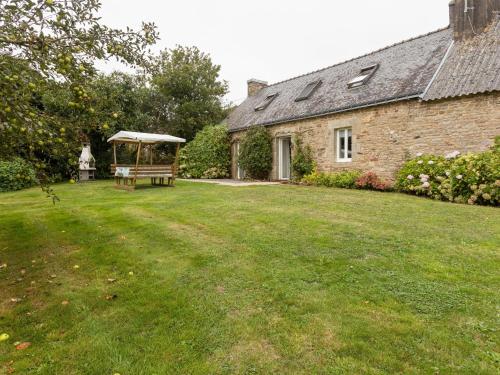 Spacious Holiday Home With Garden in Querrien France