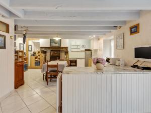 Spacious Holiday Home With Garden in Querrien France