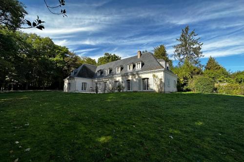 Spacious house in a wooded park enclosed by walls and its swimming pool