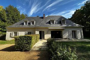 Spacious house in a wooded park enclosed by walls and its swimming pool
