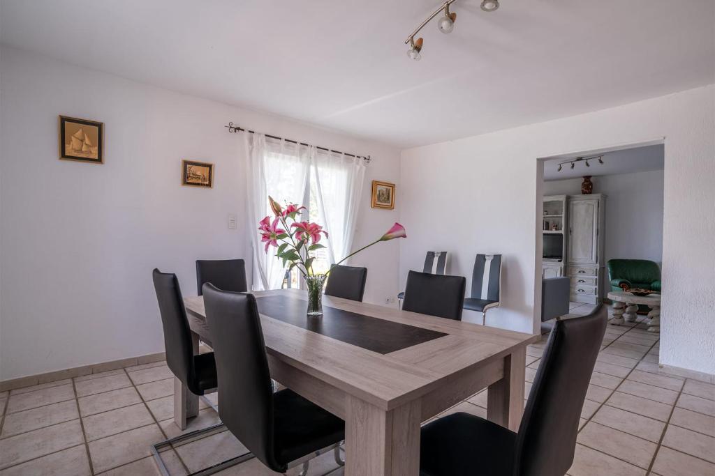 Maison de vacances Spacious House In The Country With Pool & Wifi 1303 Route de la Crau 83400 Hyères