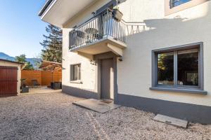Spacious house with parking and terrace near the lake