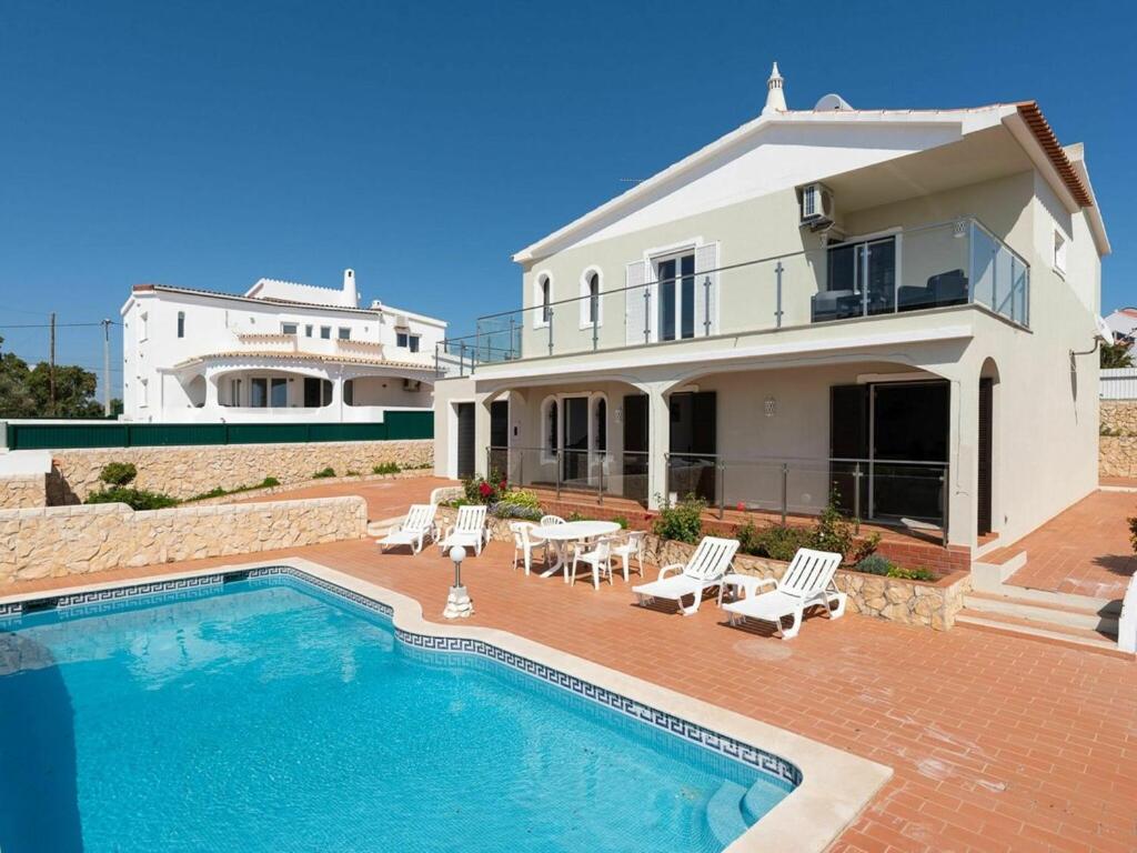 Maison de vacances Spacious modern Villa with pool in quiet residential area near Guia  8200-289 Guia