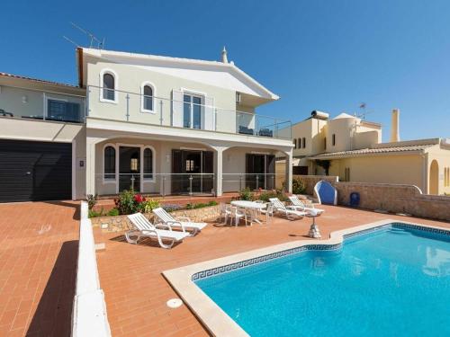 Spacious modern Villa with pool in quiet residential area near Guia