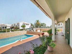 Spacious modern Villa with pool in quiet residential area near Guia
