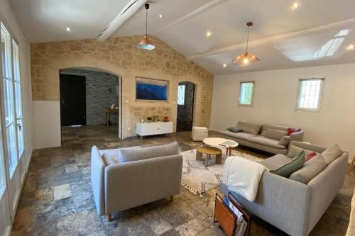 Spacious nest with pool near Avignon