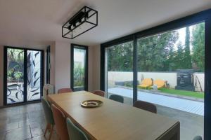 Spacious nest with pool near Avignon