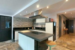 Spacious nest with pool near Avignon