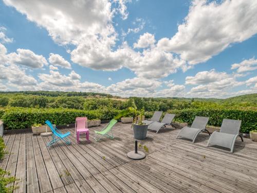 Splendid Holiday Home in D gagnac with heated Swimming Pool and jacuzzi