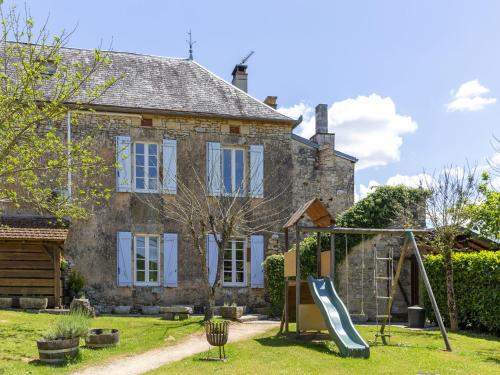 Splendid Holiday Home in D gagnac with heated Swimming Pool and jacuzzi