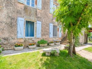 Splendid Holiday Home in D gagnac with heated Swimming Pool and jacuzzi