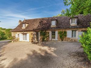 Maison de vacances Sprawling Mansion in Aquitaine with Swimming Pool  24140 Campsegret Aquitaine