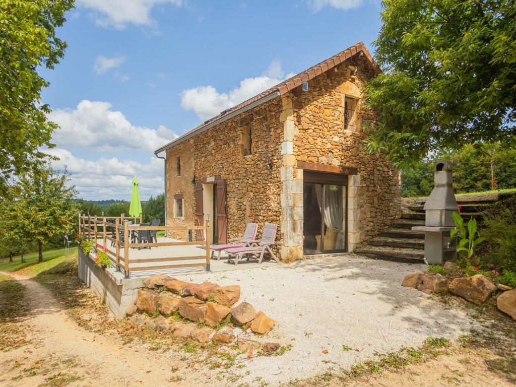 Maison de vacances Stone holiday home in Saint Cernin de l Herm with pool  24550 Saint-Cernin-de-lʼHerm
