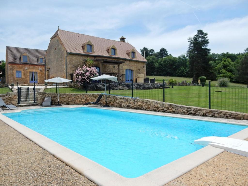 Maison de vacances Stone Holiday Home with Private Pool near Les Eyzies  24620 Meyrals