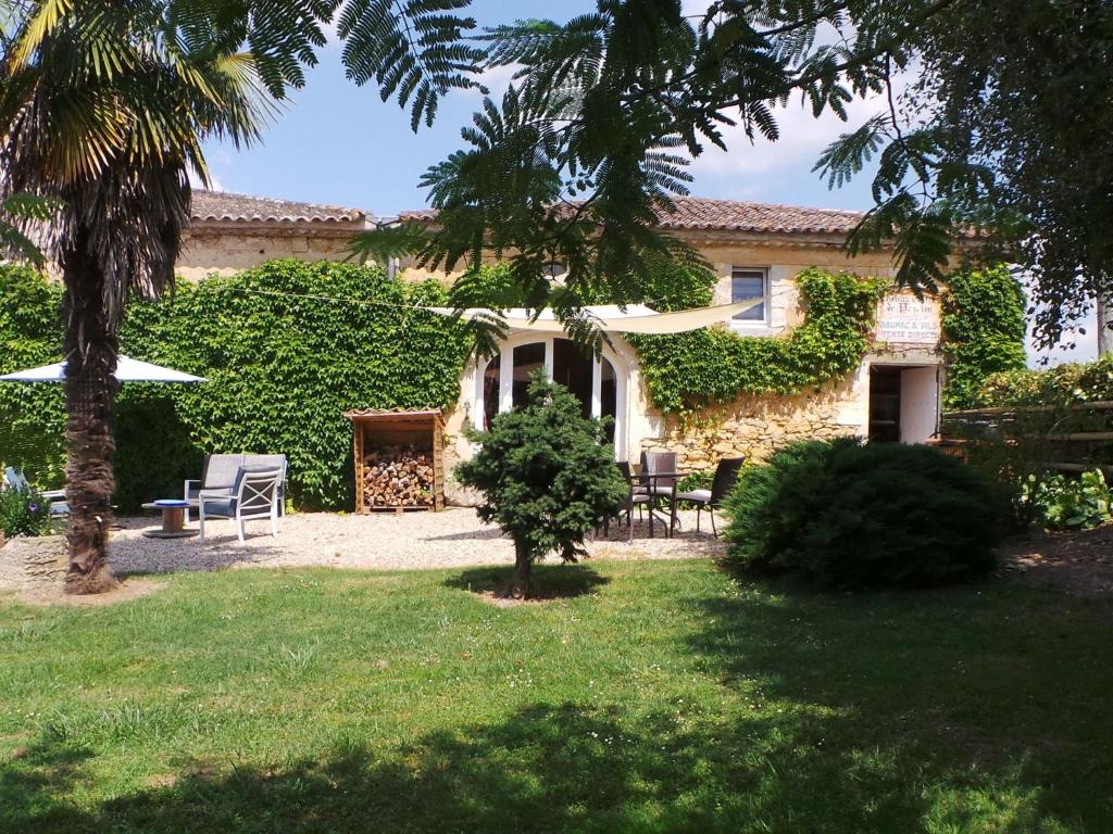 Maison de vacances Stone house in a vineyard, with swimming pool, near Bordeaux  33410 Monprimblanc