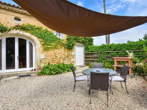 Stone house in a vineyard, with swimming pool, near Bordeaux