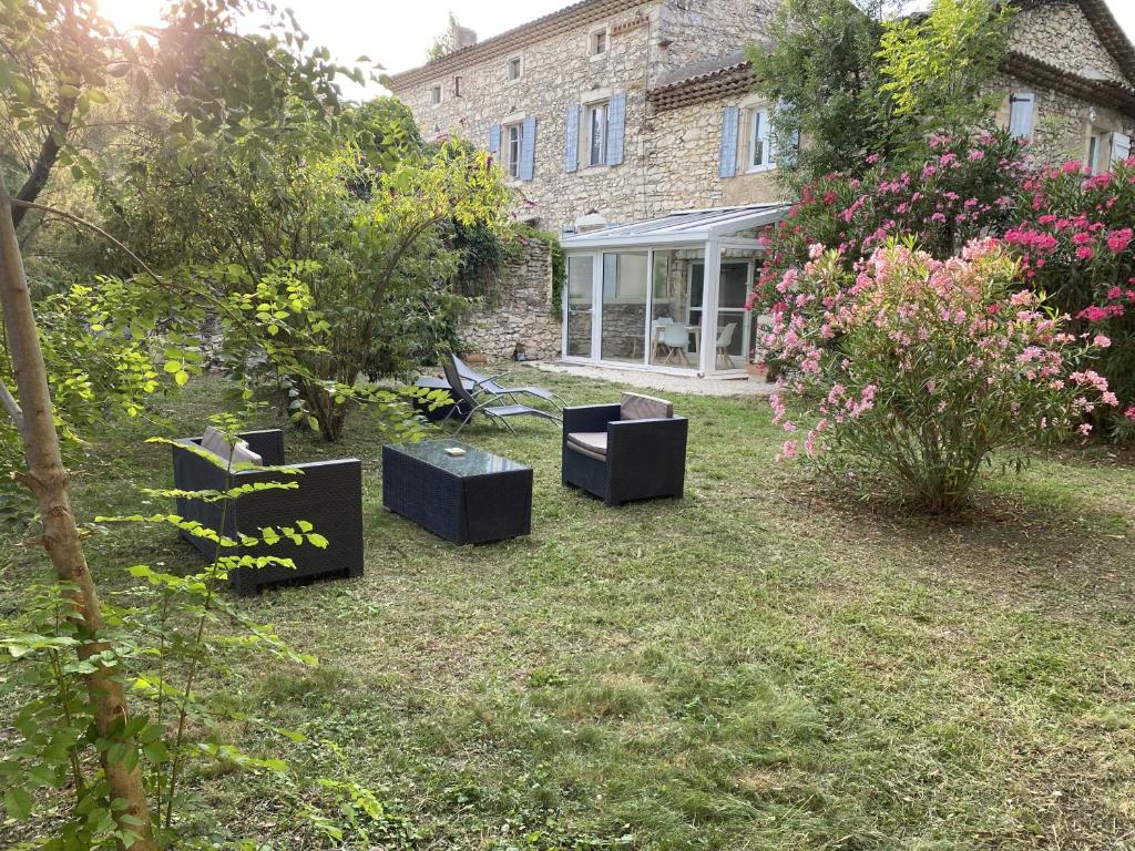 Studio meublée et équipée avec jardin et terrasse privé 17250 Beurlay