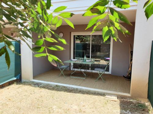 Studio neuf, centre-ville et proche des plages
