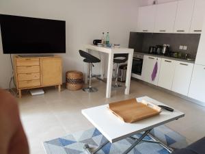 Studio neuf, centre-ville et proche des plages