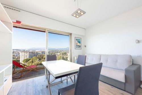 Studio with a panoramic view at the last floor of the residence with a pool