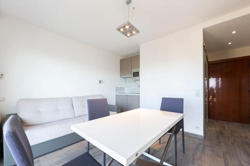 Studio with a panoramic view at the last floor of the residence with a pool