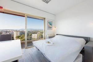 Studio with a panoramic view at the last floor of the residence with a pool
