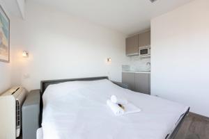 Studio with a panoramic view at the last floor of the residence with a pool