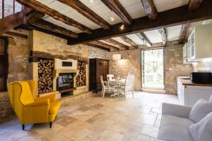 Stunning 2-Bed restored House privert river view