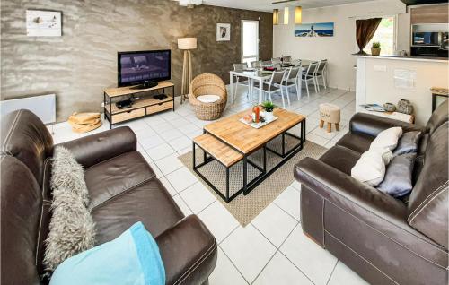 Stunning apartment in Moelan Sur Mer with 3 Bedrooms, Sauna and Outdoor swimming pool