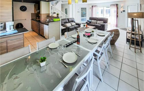 Stunning apartment in Moelan Sur Mer with 3 Bedrooms, Sauna and Outdoor swimming pool
