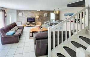 Stunning apartment in Moelan Sur Mer with 3 Bedrooms, Sauna and Outdoor swimming pool