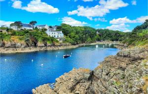 Stunning apartment in Moelan Sur Mer with 3 Bedrooms, Sauna and Outdoor swimming pool