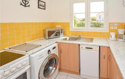 Stunning home in Aigues-Mortes with Outdoor swimming pool, WiFi and 3 Bedrooms