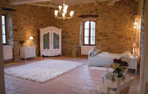 Stunning home in Anduze with 5 Bedrooms, Internet and Outdoor swimming pool