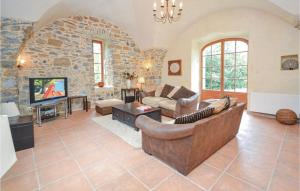 Stunning home in Anduze with 5 Bedrooms, Internet and Outdoor swimming pool