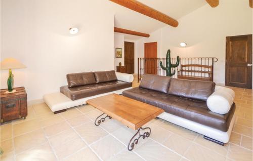 Stunning home in Apt with 2 Bedrooms, WiFi and Outdoor swimming pool