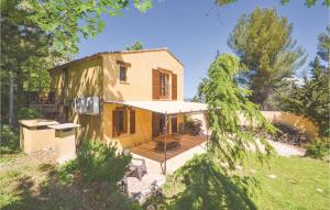 Stunning home in Apt with 2 Bedrooms, WiFi and Outdoor swimming pool