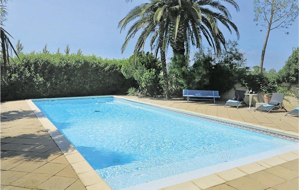 Maison de vacances Stunning home in Arles with WiFi, Private swimming pool and Outdoor swimming pool  13200 Albaron